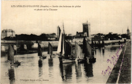 CPA Les SABLES-d'OLONNE - Sortie Des Bateaux De Peche Et Phare (637174) - Sables D'Olonne