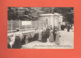 CPA  Dépt 65  :  LOURDES    :   La Fontaine  - Pélerins Buvant L'eau Miraculeuse - Lourdes