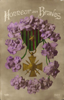 CPA Militaria Medaille Honneur Aux Braves - Uniformen