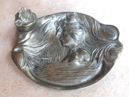 Ancien Encrier Femme Au Bain  - Art Nouveau Signé N. Vidal  En Métal  Argenté - Tinteros