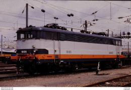 Photo Diapo Diapositive Slide TRAINS Locomotive Electrique SNCF BB 16105 à PONT CARDINET Le 14/05/1993 VOIR ZOOM - Diapositives (slides)