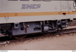 Photo Diapo Diapositive Slide TRAINS Locomotive Electrique SNCF BB 17045 à CLICHY LEVALLOIS Le 14/05/1993 VOIR ZOOM - Diapositives (slides)