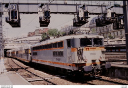 Photo Diapo Diapositive Slide TRAINS Locomotive Electrique SNCF BB 17032 PARIS ST LAZARE Le 19/05/1993 VOIR ZOOM - Diapositives (slides)
