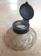 Ancien  Encrier En Verre Moulé Avec Couvercle En Etain - Tinteros