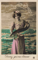CPA Fantaisie-Femme-Poisson D'Avril-1er Avril-RARE-Timbre    L3918 - Erster April