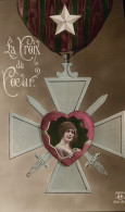 CPA Militaria Medaille Femme La Croix Du Coeur - Uniformen