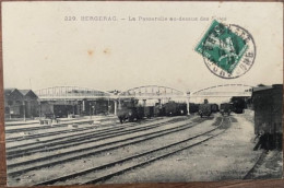 Delcampe - CPA 24 BERGERAC, La Passerelle Au Dessus Des Voies, Gare, Wagons, éd Vincent, écrite En 1913 - Bergerac