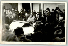 39791934 - Beerdigung Sarg  Trauernde - Ausstellungen