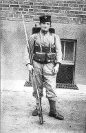CARTE PHOTOGRAPHIE VERITABLE - OCCUPATION FRANCAISE EN ALLEMAGNE < MILITAIRE FRANCAIS EN 1922 - Uniformen