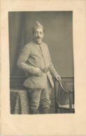 CARTE PHOTO -  MILITAIRE -  N° 10 SUR LE COL - Uniformen