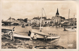 85.  SAINT GILLES SUR  VIE.  CPA . LE PORT. ANIMATION. . ANNEE 1950 + TEXTE - Saint Gilles Croix De Vie