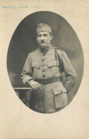CARTE  PHOTO -  MILITAIRE  N° 38 SUR LE COL - Uniformen