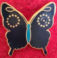 SUPER PIN'S PAPILLON "EUROPEETOILES Sur FOND BLEU" En émail Base Or, Format 2,5X2,5cm - Animals
