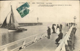 CPA Trouville Les Jetees Bateau - Trouville