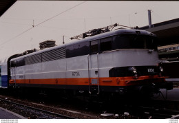 Photo Diapo Diapositive Slide TRAINS Locomotive Electrique SNCF BB 9704 PARIS GARE DE LYON Le 24/05/1993 VOIR ZOOM - Diapositives (slides)