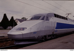 Photo Diapo Diapositive Slide TRAINS TGV Réseau 4501 SNCF à MONTARGIS Le 16/06/1993 VOIR ZOOM - Diapositives (slides)