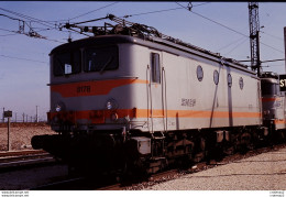 Photo Diapo Diapositive Slide TRAINS Locomotive Electrique SNCF BB 8178 à VSG Le 18/06/1993 VOIR ZOOM - Diapositives (slides)