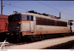 Photo Diapo Diapositive Slide TRAINS Locomotive Electrique SNCF BB 25662 à VSG Le 18/06/1993 VOIR ZOOM - Diapositives (slides)