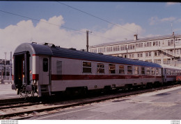 Photo Diapo Diapositive Slide TRAINS Wagon Voiture Voyageurs 1990196 SNCF Le 21/09/1999 VOIR ZOOM - Diapositives (slides)