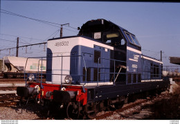 Photo Diapo Diapositive Slide TRAINS Wagon De Céréales Et Locomotive Diesel SNCF BB 466502 Le 13/11/1999 VOIR ZOOM - Diapositives (slides)