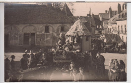 CPA Photo Autun - Passage D'un Char Lors Du Carvaval, Place D'Hallencourt (très Belle Scène) Années 50 - Autun