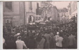 CPA Photo Autun - Passage D'un Char Lors Du Carvaval (années 50) - Rue Aux Cordiers (très Belle Animation) - Autun