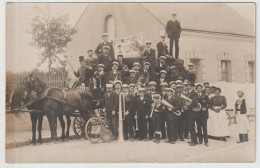 SUPERBE CARTE PHOTO :  ATTELAGE DE CHEVAUX NOIRS - MUSICIENS SUR LA CHARRETTE - ANNIVERSAIRE D'UNE FANFARE Z 3 SCANS Z - To Identify