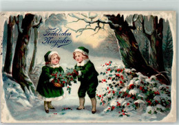 39603224 - Zwei Kinder Im Gruenen Gewand Sammeln Im Verschneiten Wald Einen Korb Ilex Lithographie - Neujahr