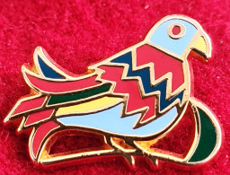 SUPERBE OISEAU En Zamac Base Or, Signé AMC, Format 2,7X2,5cm - Animals