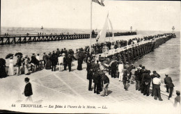 CPA Trouville Les Jetees A L'heure De La Maree Bateau - Trouville