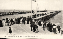 CPA Trouville Les Jetees A L'heure De La Maree Bateau - Trouville