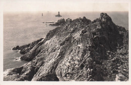 29 POINTE DU RAZ L EPERON ET LE PHARE DE LA VIEILLE - La Pointe Du Raz