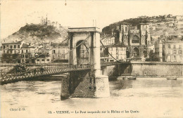 38 - VIENNE - LE PONT SUSPENDU SUR LE RHONE  ET LES QUAIS - Vienne