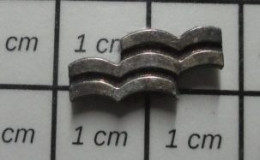 410A Pin's Pins / Beau Et Rare / AUTRES / MINI PIN'S ACIER SORTES DE VAGUES PARALLELES - Other & Unclassified