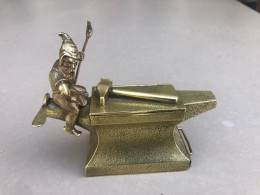 Pyrogène Exceptionnel En Bronze Doré Représentant Un Lutin? Armé D'une Torche, Assis Sur Une Enclume. Très Rare Exc état - Pyrogenes