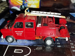 Vehicule Leger Lute Contre Les Incendies Pompier Au 1/43 - Andere & Zonder Classificatie