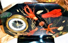 * Petite Horloge Sur Fond Noir Décorée De Crustacés Années 60-70 - Clocks