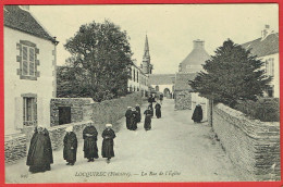 Locquirec - La Rue De L'Eglise - Costumes Traditionnels Coiffes Dentelles Sortie De Messe - Locquirec