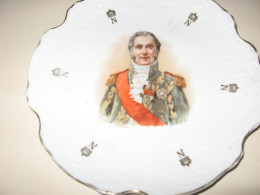 ANCIENNE ASSIETTE AVEC N COURONNE PERSONNAGE EN FAIENCE OU PORCELAINE - Otros & Sin Clasificación