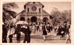 L0305 - ASIE - INDOCHINE Et INDE - Sortie De Messe à KONTUM Et Fiche : SAIGON - Lot De 2 Cartes Postales - Vietnam