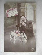 Delcampe - HOMMES - Allo ! Allo ! Mes Meilleurs Souhaits - Homme Assis à Une Sellette Et Au Téléphone - Männer