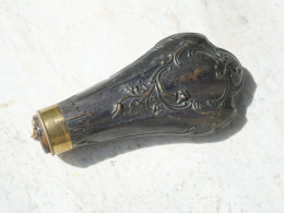 ANCIENNE Poire à Poudre En Bronze Patinée Fendue Et Tube Verseur Manquant XIX LAN25POU001 - Decorative Weapons
