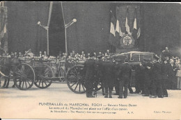 Delcampe - FUNÉRAILLES DU MARÉCHAL FOCH - Devant Notre-Dame - Le Cercueil Du Maréchal Est Placé Sur L'affut D'un Canon - Beerdigungen
