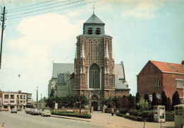 BELGIQUE - Geel - St Dimpnakerk - Eglise - Porte - Tour - Flèche - Cour - Rue - Voiture - Bâtiment - Carte Postale - Geel