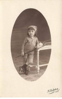 Enfant - Enfant Tenant Une Canne, Appuyé Contre Une Table - A. Balistai Agen - Portraits
