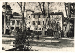FRANCE - Grambois - Colonie De Vacances Des PTT - Jardin - Allée - Arbuste - Arches - Bâtiment - Carte Postale - Apt