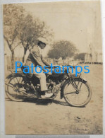 Delcampe - 245780 REAL PHOTO MOTORCYCLE MOTO AND MAN NO POSTAL POSTCARD - Motorräder