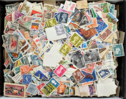 Delcampe - O Több Ezer Db Vegyes Külföldi Bélyeg Dobozban ömlesztve - Altri & Non Classificati