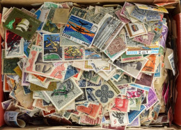 Delcampe - O Több Ezer Db Vegyes Külföldi Bélyeg Dobozban ömlesztve - Altri & Non Classificati