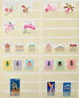 Delcampe - ** 20 Lapos Nagyalakú Schaubek Rugós Berakó Osztott Lapokkal, Benne NDK Gyűjtemény + Szovjet, Mongol, Paraguay, Főleg űr - Altri & Non Classificati